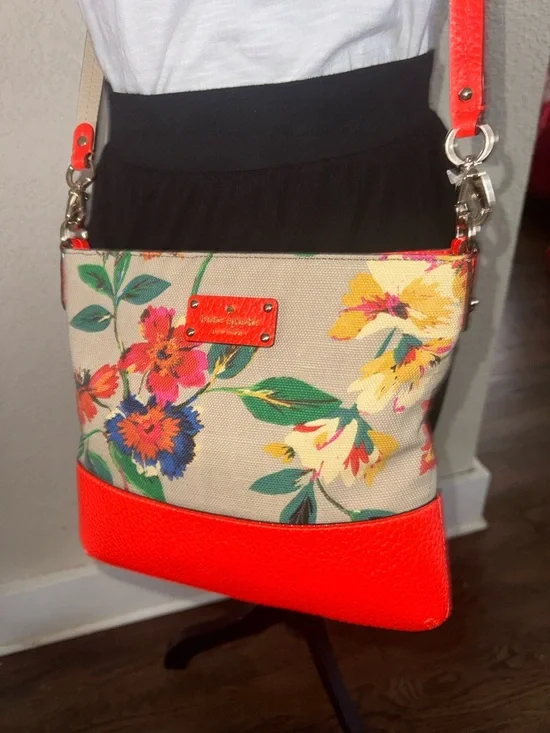 kate spade Floral Canvas Crossbody with Coral Trim- New With Out Tag‼️‼️‼️ - Picture 2 of 11